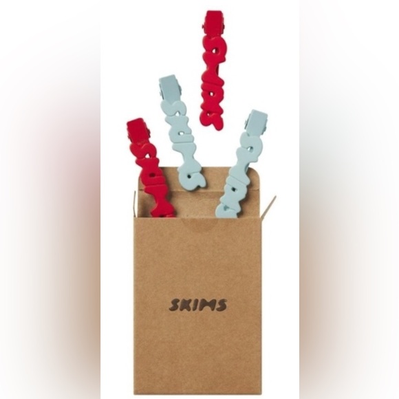 SKIMS Accessories - Skims Matte Logo Hair Clip Set of 4  No Crease 
Frost and Cranberry Accessory